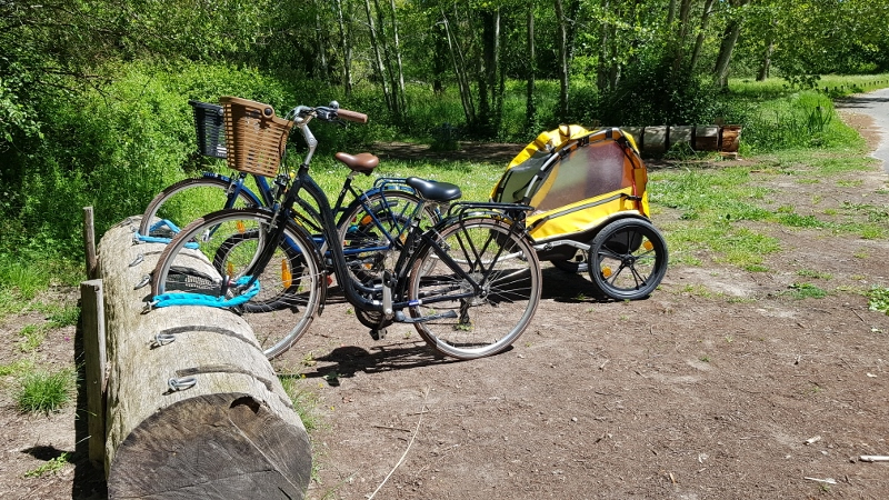 Vélos garés au cyclo'tronc sur la parking de la réserve naturelle de l'étang Noir...l'accès au site ne se faisant qu'à pied !