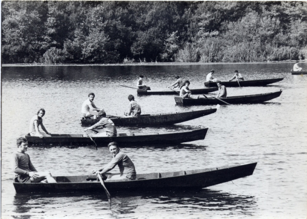Course de barque partant de l'étang Noir pour rejoindre l'étang Blanc, à la fin des années 60 (source C.Lesbats)